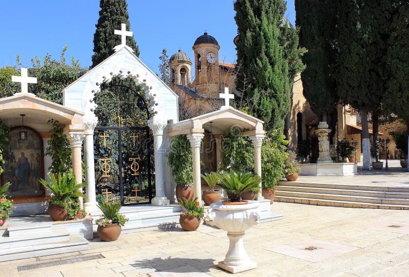 Patio en la iglesia ortodoxa del primer milagro, Kafr Kanna, Israel imágenes de archivo libres de regalías Patio en la iglesia ortodoxa del primer milagro, Kafr Kanna, Israel imágenes de archivo libres de regalías