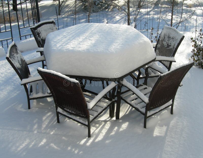 La mobilia del Patio coperto con neve in inverno.