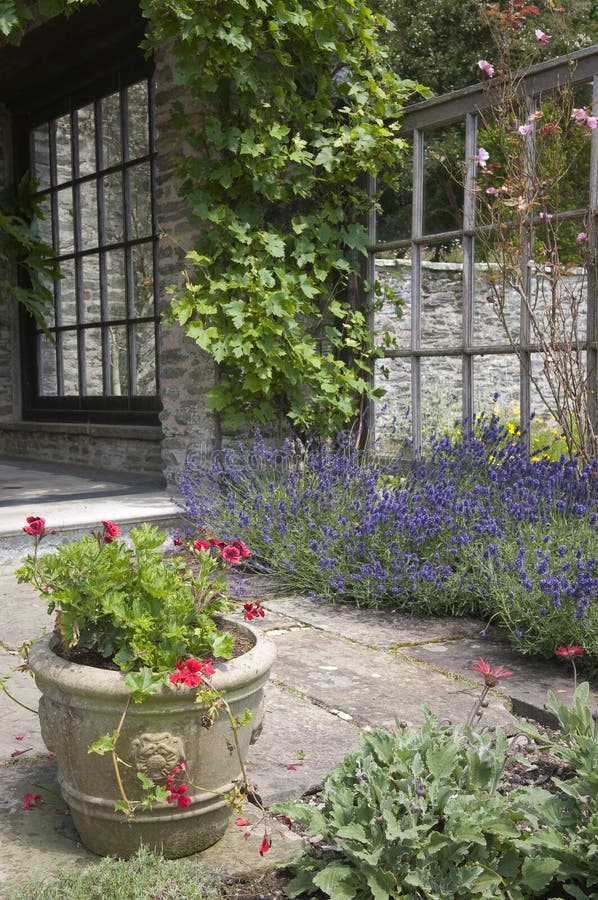 Patio inglés del jardín imagen de archivo. Imagen de piedra 30520169