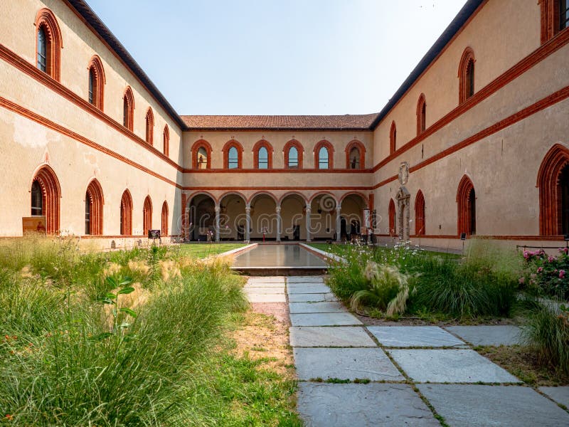 Patio interior de Castelllo Sforzesco del castillo de Sforza con un jardín foto de archivo Patio interior de Castelllo Sforzesco del castillo de Sforza con un jardín foto de archivo
