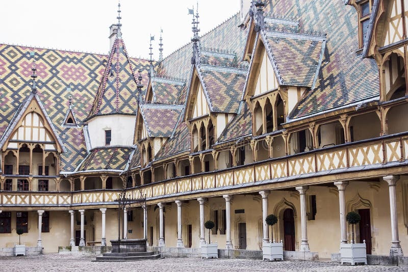 Patio interno en Hospices de Beaune foto de archivo Patio interno en Hospices de Beaune foto de archivo