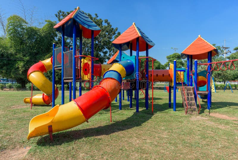 Un Moderno Parque Infantil En El Patio De Edificios De Varias Plantas