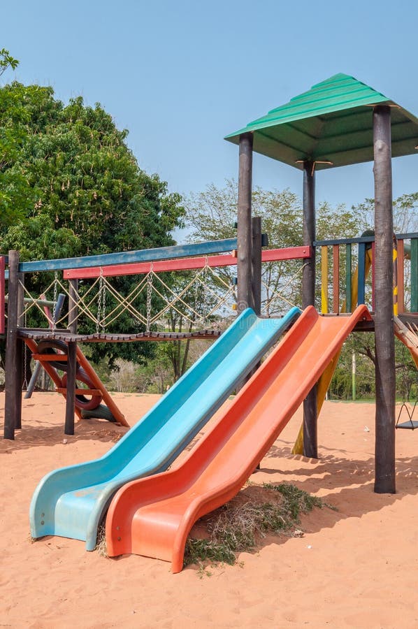 Patio para los niños con muchas diapositivas, oscilaciones, juguetes para el juego fotos de archivo libres de regalías Patio para los niños con muchas diapositivas, oscilaciones, juguetes para el juego fotos de archivo libres de regalías