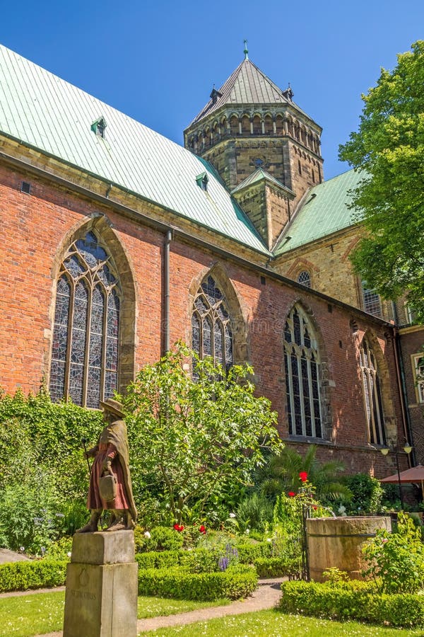 Patio Sankt Petri Cathedral/Garten, Bremen Redaktionelles Foto Bild