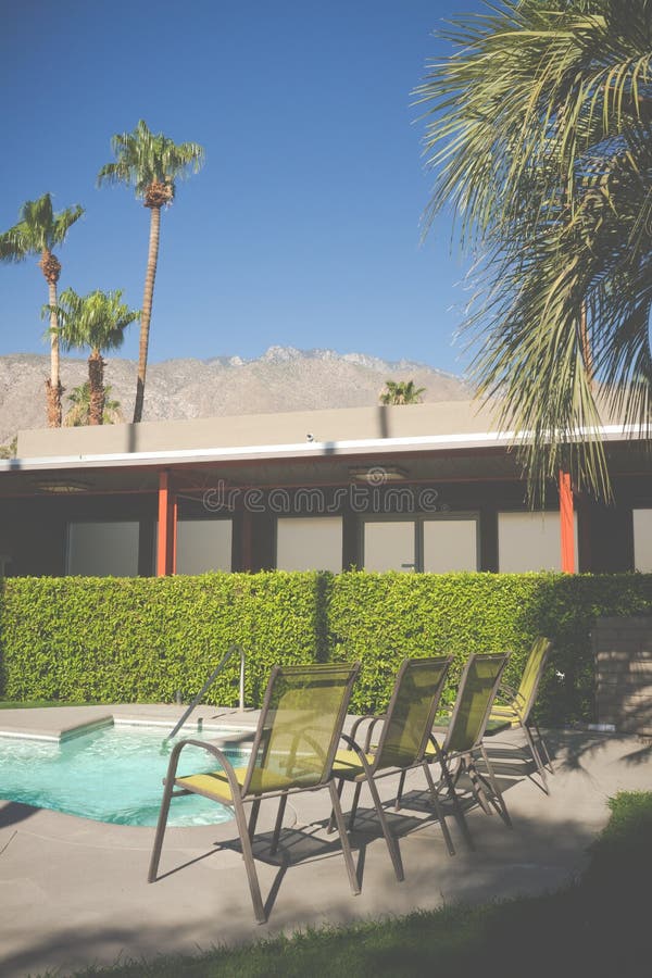 Patio Stuhle Neben Jacuzzi Im Garten Stockbild Bild Von Erholung Haus 99280457
