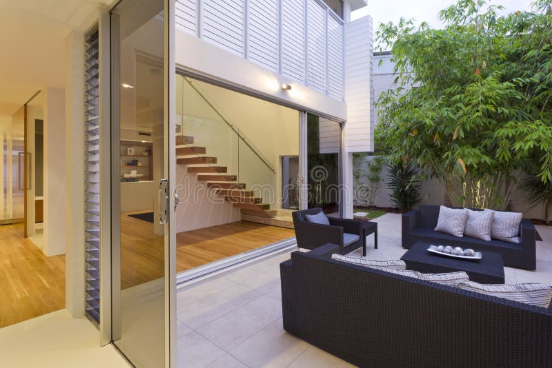 Patio Trasero Hermoso Con La Piscina En La Mansión Australiana Imagen