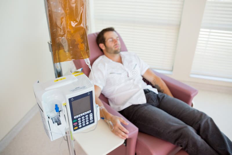 Patiënt die Chemotherapie ontvangen door IV Druppel royalty-vrije stock foto's Patiënt die Chemotherapie ontvangen door IV Druppel royalty-vrije stock foto's