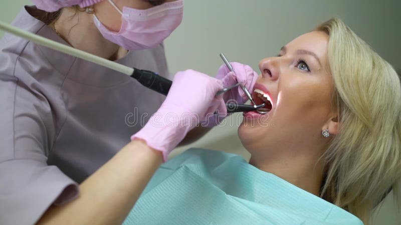 Patiënt in tandkliniek stock footage