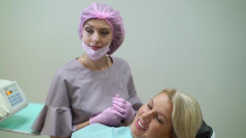 Patiënt in tandkliniek stock video