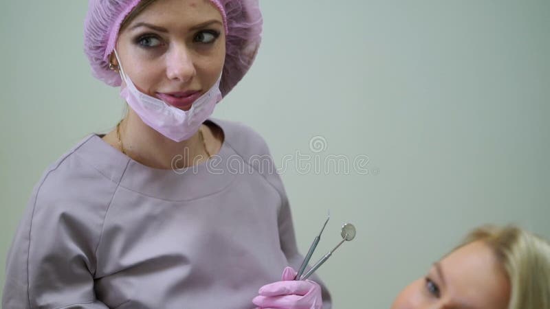 Patiënt in tandkliniek stock video