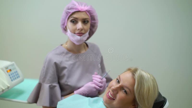 Patiënt in tandkliniek stock video