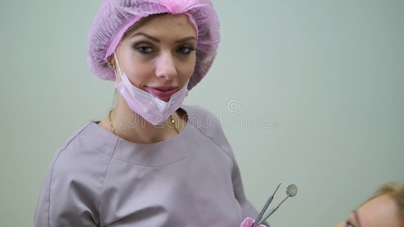 Patiënt in tandkliniek stock videobeelden