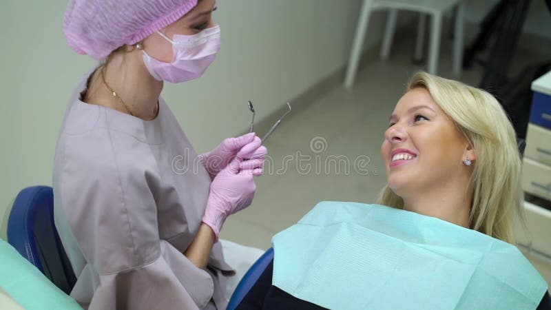 Patiënt in de tandartspraktijk stock videobeelden