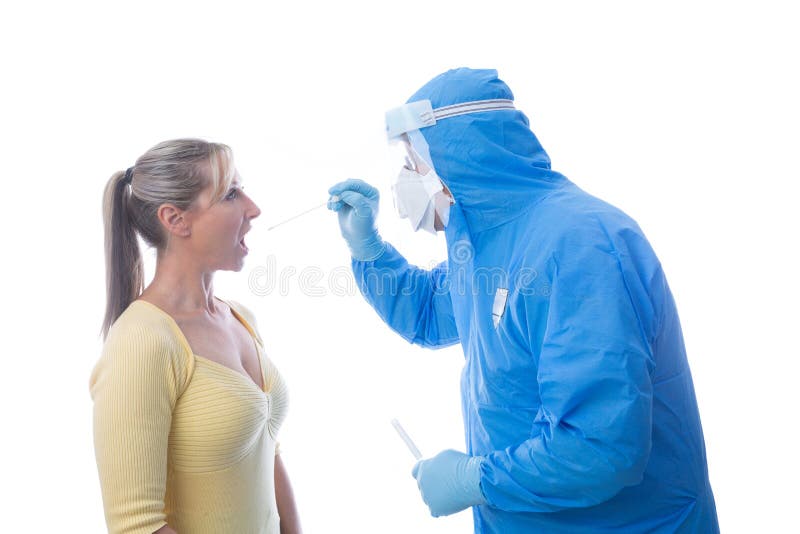 Patologo medico che sta soffocando un paziente per una malattia o un virus infettivo immagine stock