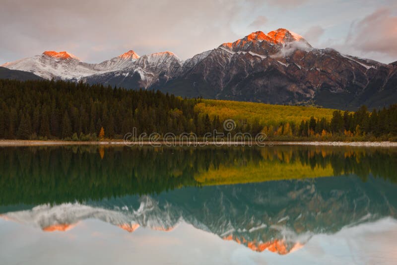 Patricia See und Pyramide-Berg, Kanada stockfotografie Patricia See und Pyramide-Berg, Kanada stockfotografie