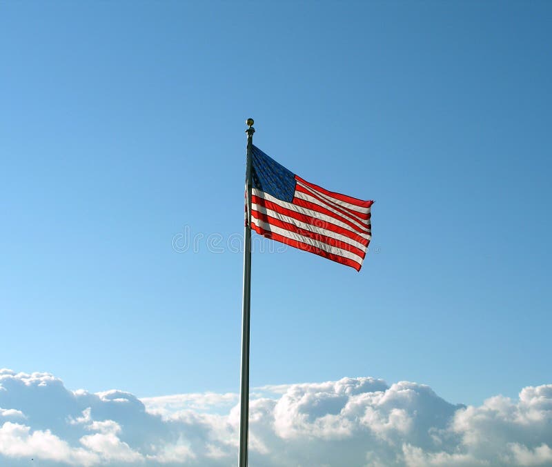 Americano bandera es un volador en viento cómo esponjoso nubes compuesto alrededor eso.