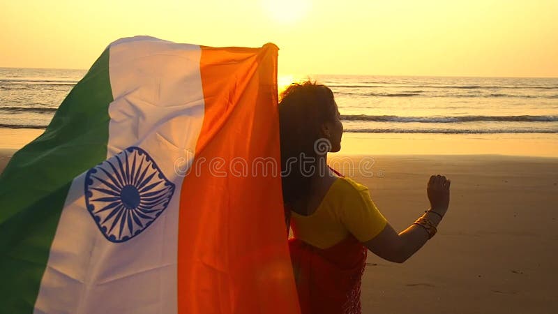 Patriotisme fête de l'indépendance 15 août et fêtes concepthappy sourire jeune femme avec drapeau national indien sur banque de vidéos