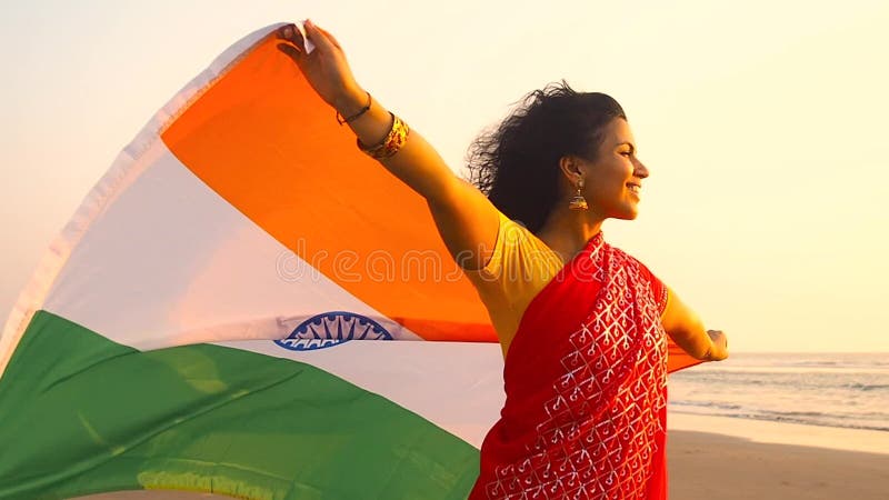 Patriotisme fête de l'indépendance 15 août et fêtes concepthappy sourire jeune femme avec drapeau national indien sur banque de vidéos