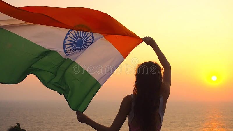 Patriotisme fête de l'indépendance le 15 août et fêtes face arrière de la jeune femme avec drapeau national indien sur la colline banque de vidéos