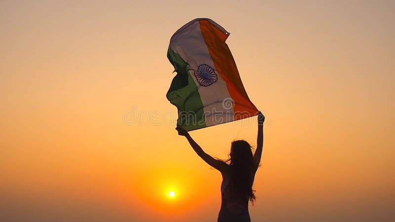 Patriotisme fête de l'indépendance le 15 août et fêtes face arrière de la jeune femme avec drapeau national indien sur la colline clips vidéos