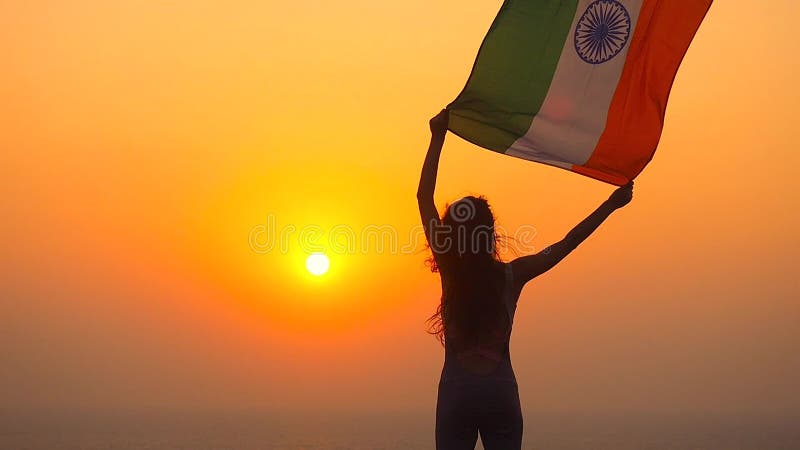 Patriotisme fête de l'indépendance le 15 août et fêtes face arrière de la jeune femme avec drapeau national indien sur la colline banque de vidéos