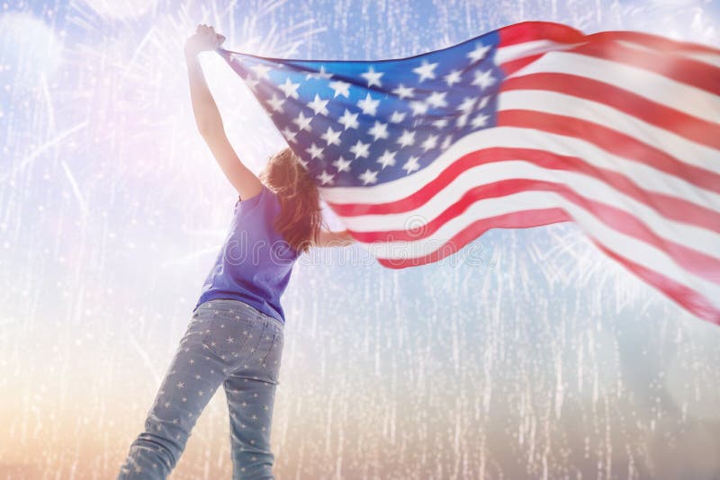 Patriottische vakantie Gelukkig jong geitje met Amerikaanse vlag stock fotografie Patriottische vakantie Gelukkig jong geitje met Amerikaanse vlag stock fotografie