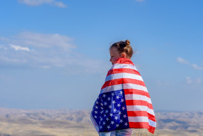 Patriottische vakantie Gelukkig leuk jong geitje, weinig kindmeisje met Amerikaanse vlag De V.S. vieren 4 van Juli royalty-vrije stock foto Patriottische vakantie Gelukkig leuk jong geitje, weinig kindmeisje met Amerikaanse vlag De V.S. vieren 4 van Juli royalty-vrije stock foto