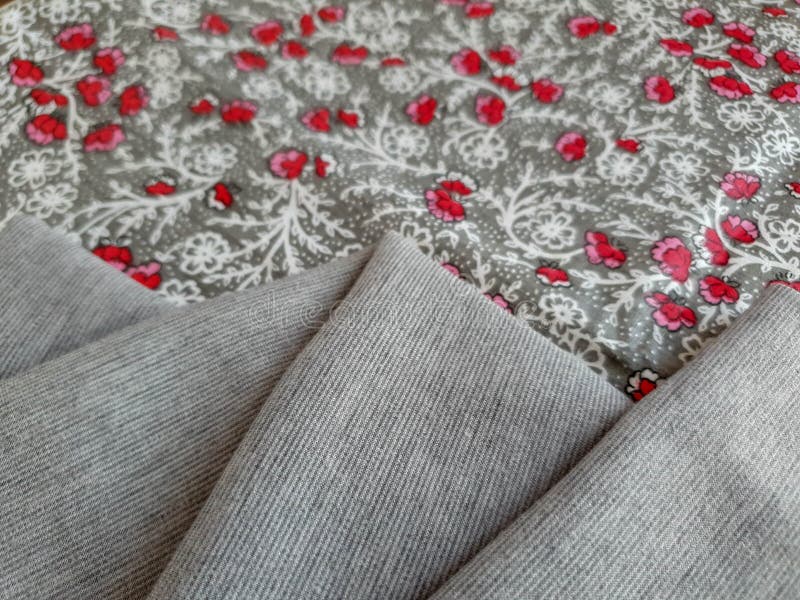 Patroon, textuur, achtergrond, behang Uitstekende bloemenstof met kleine rode bloemen op de grijze die achtergrond, met zacht wor stock afbeelding Patroon, textuur, achtergrond, behang Uitstekende bloemenstof met kleine rode bloemen op de grijze die achtergrond, met zacht wor stock afbeelding