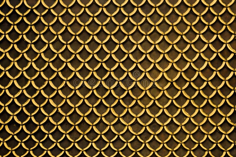 Patroon van de het dak het hoogste mening van de vissenschaal Thais stijl roofTile dak van oude Thaise van de achtergrond tempelt royalty-vrije stock foto's Patroon van de het dak het hoogste mening van de vissenschaal Thais stijl roofTile dak van oude Thaise van de achtergrond tempelt royalty-vrije stock foto's