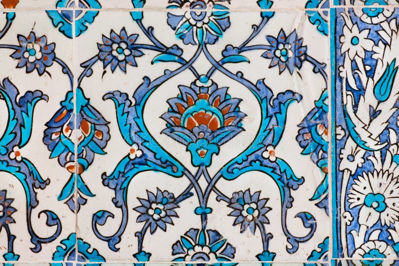 Patroon van uitstekende keramische tegels op muur van historisch Topkapi-paleis, Istanboel royalty-vrije stock fotografie Patroon van uitstekende keramische tegels op muur van historisch Topkapi-paleis, Istanboel royalty-vrije stock fotografie
