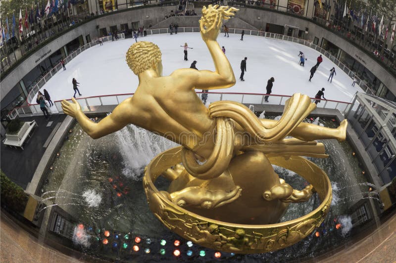 Patrzejący nad Prometheus w Rockefeller placu, NYC fotografia royalty free Patrzejący nad Prometheus w Rockefeller placu, NYC fotografia royalty free