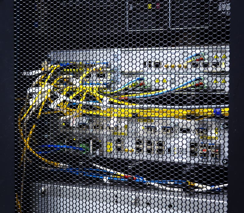 Patrzeć przez honeycomb wzoru drzwi wśrodku nowożytnego dużego dane serweru stojaka w centrum danych z sieć serwerów narzędzia i zdjęcia stock Patrzeć przez honeycomb wzoru drzwi wśrodku nowożytnego dużego dane serweru stojaka w centrum danych z sieć serwerów narzędzia i zdjęcia stock