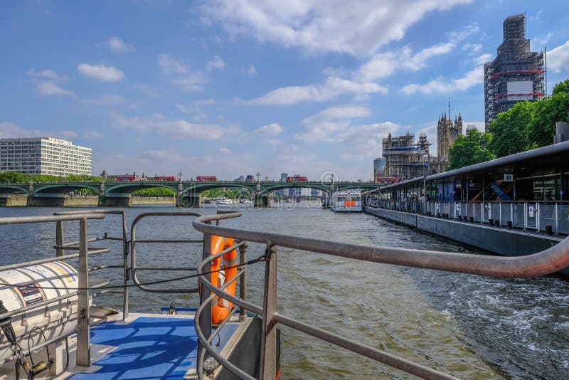 Patrzeć z tyłu cążki Westminister mostu z Londo zdjęcie stock Patrzeć z tyłu cążki Westminister mostu z Londo zdjęcie stock