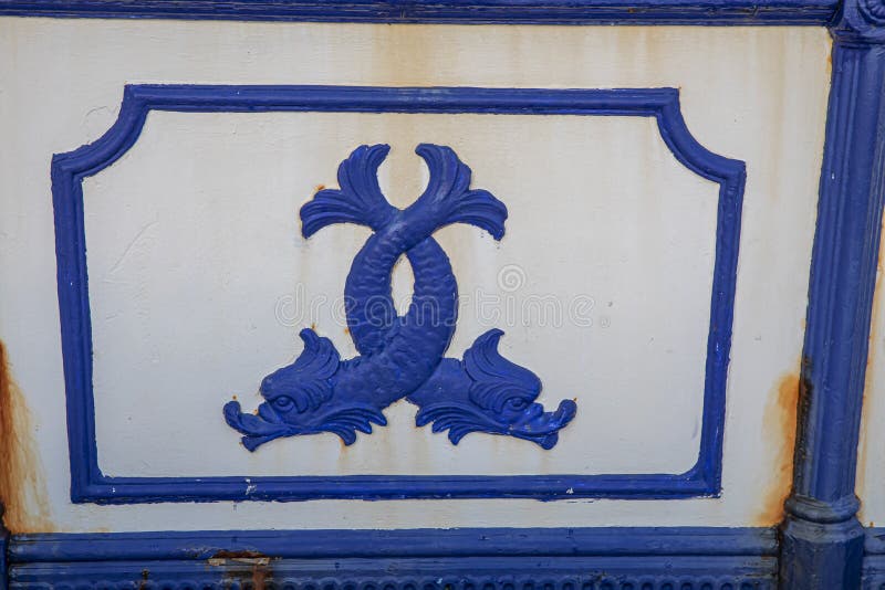 Patrón decorativo azul en forma de pescado. vista de eastbourne pier east sussex england uk
