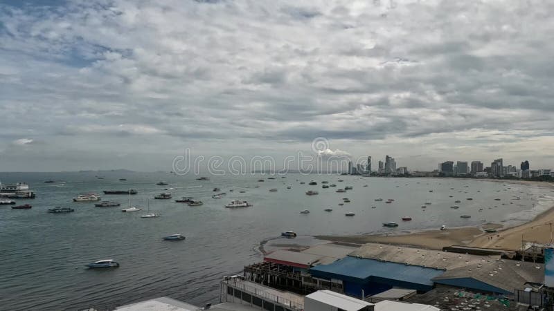 Pattaya beach thailand filmé en juillet 2024 saison des pluies. banque de vidéos