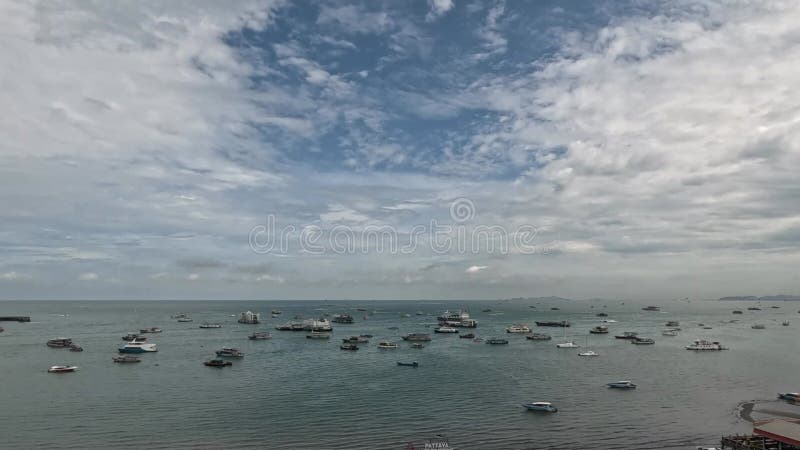 Pattaya beach thailand filmé en juillet 2024 saison des pluies. banque de vidéos
