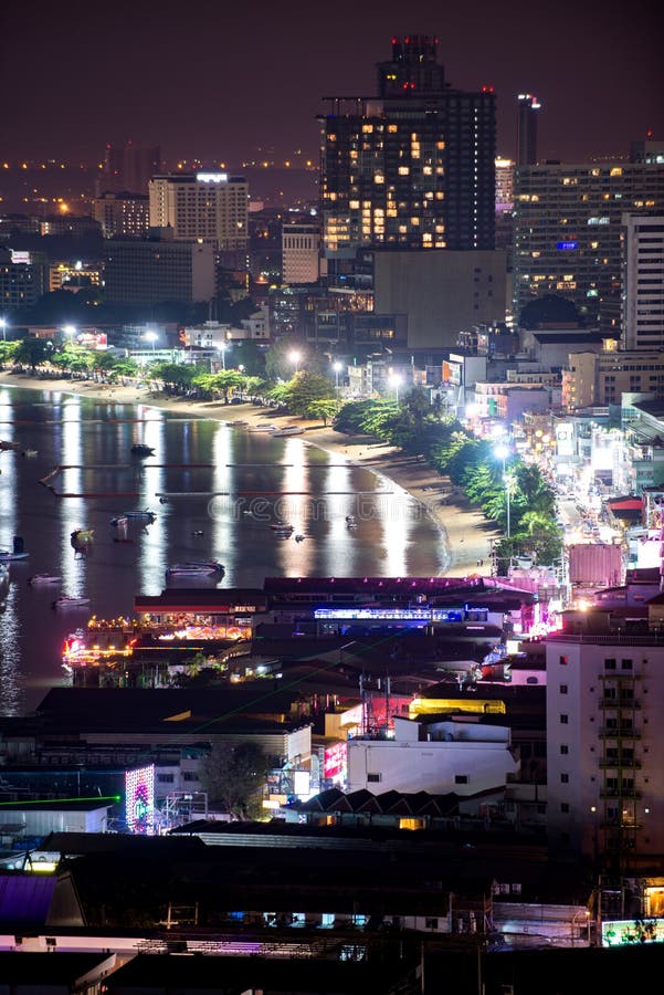 Pattaya-Stadt an der Nachtansicht von Pratumnak-Hügel übersehen Thailand lizenzfreies stockfoto Pattaya-Stadt an der Nachtansicht von Pratumnak-Hügel übersehen Thailand lizenzfreies stockfoto