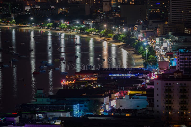 Pattaya-Stadt an der Nachtansicht von Pratumnak-Hügel übersehen Thailand lizenzfreie stockfotos Pattaya-Stadt an der Nachtansicht von Pratumnak-Hügel übersehen Thailand lizenzfreie stockfotos