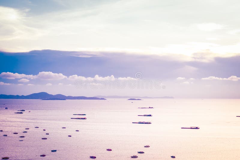 Pattaya, Tailandia - 30 aprile 2019: lotto della nave o della barca sull'oceano del mare della baia di Pattaya e sulla città in T immagini stock Pattaya, Tailandia - 30 aprile 2019: lotto della nave o della barca sull'oceano del mare della baia di Pattaya e sulla città in T immagini stock