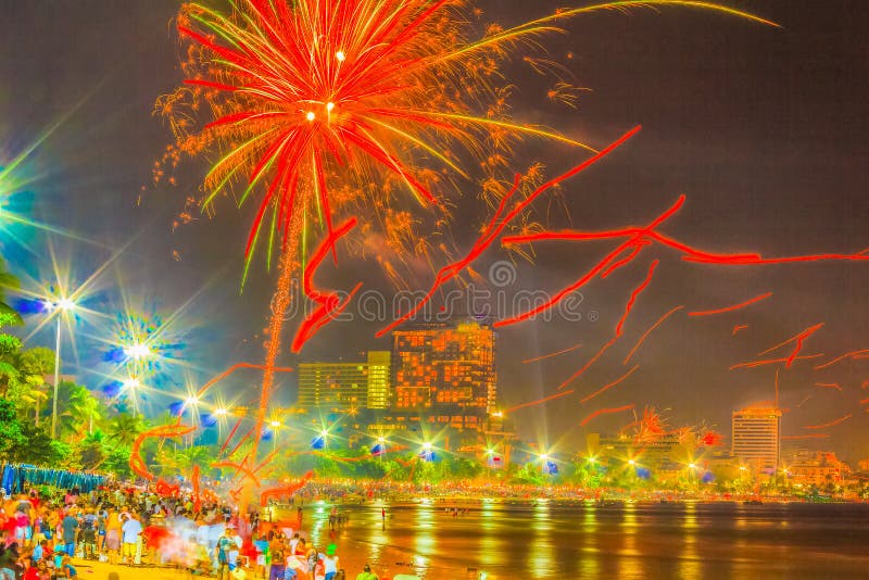 Pattaya, Tailândia - 31 de dezembro de 2012 - 1º de janeiro de 2013: Colorido foto de stock royalty free