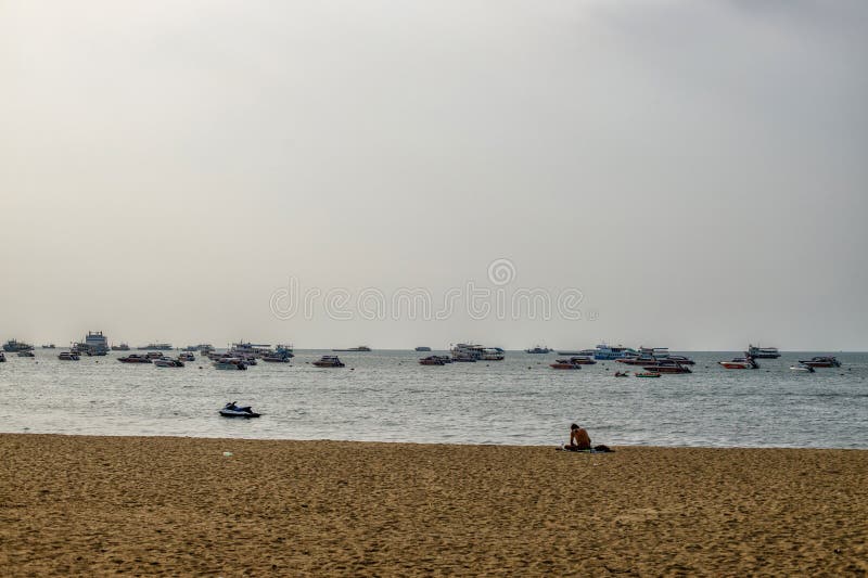 Pattaya, Tailândia. 22. 03. 2025. Praia Central de Pattaya imagem de stock