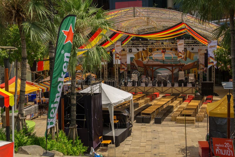 PATTAYA TAJLANDIA, PAŹDZIERNIK, - 12,2018: Środkowy festiwal Blisko beachroad w plenerowym terenie centrum handlowe i był turysty fotografia royalty free PATTAYA TAJLANDIA, PAŹDZIERNIK, - 12,2018: Środkowy festiwal Blisko beachroad w plenerowym terenie centrum handlowe i był turysty fotografia royalty free