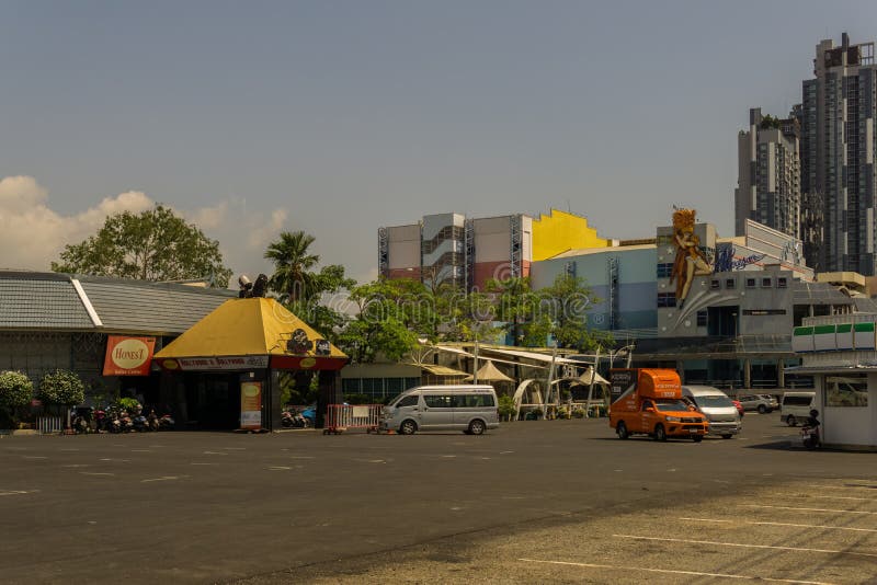 PATTAYA, THAILAND - APRIL 20,2018: Alcazar Alcazar is een travestie toont op Tweede Weg royalty-vrije stock foto's PATTAYA, THAILAND - APRIL 20,2018: Alcazar Alcazar is een travestie toont op Tweede Weg royalty-vrije stock foto's