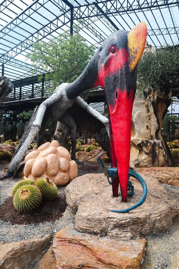 PATTAYA THAILAND - APRIL 24, 2019: J?tte- dinosauriedal f?r turist- bes?k p? den Nong Nooch tr?dg?rden royaltyfri foto PATTAYA THAILAND - APRIL 24, 2019: J?tte- dinosauriedal f?r turist- bes?k p? den Nong Nooch tr?dg?rden royaltyfri foto