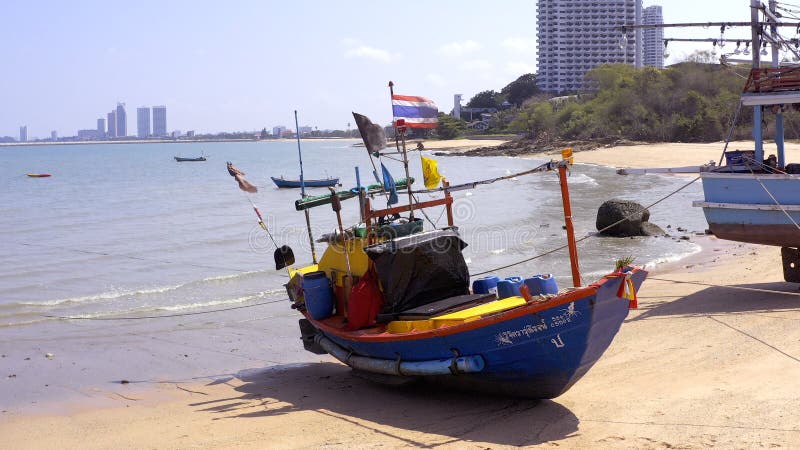 Pattaya, Thailand - Mei 18, 2019: Hoogste die mening, Boot op het Overzees, Wit Strand op een Duidelijke Blauwe Hemel wordt gepar royalty-vrije stock afbeeldingen Pattaya, Thailand - Mei 18, 2019: Hoogste die mening, Boot op het Overzees, Wit Strand op een Duidelijke Blauwe Hemel wordt gepar royalty-vrije stock afbeeldingen