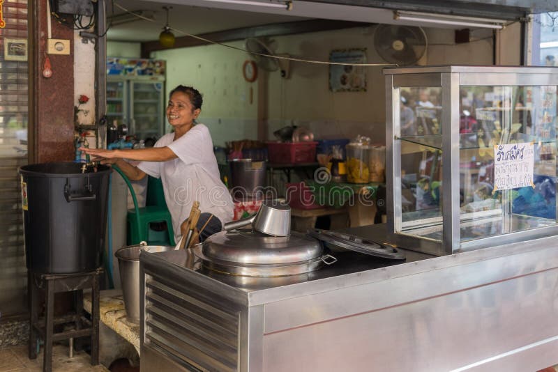 PATTAYA, THAILAND - OKTOBER 22,2018: Soi Buakhaow een Thaise vrouw bereidt haar voedselbox voor royalty-vrije stock foto PATTAYA, THAILAND - OKTOBER 22,2018: Soi Buakhaow een Thaise vrouw bereidt haar voedselbox voor royalty-vrije stock foto