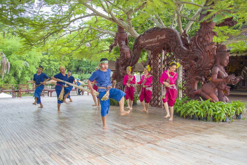 Pattaya, Ταϊλάνδη - 14 Σεπτεμβρίου: Παραδοσιακή απόδοση των δραστών στο ναό της αλήθειας, στις 14 Σεπτεμβρίου 2014 στοκ εικόνες με δικαίωμα ελεύθερης χρήσης Pattaya, Ταϊλάνδη - 14 Σεπτεμβρίου: Παραδοσιακή απόδοση των δραστών στο ναό της αλήθειας, στις 14 Σεπτεμβρίου 2014 στοκ εικόνες με δικαίωμα ελεύθερης χρήσης