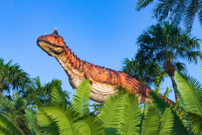 Pattaya, Ταϊλάνδη 14.2018 Απριλίου: Πρότυπο Carnotaurus σε έναν τροπικό στοκ φωτογραφίες με δικαίωμα ελεύθερης χρήσης Pattaya, Ταϊλάνδη 14.2018 Απριλίου: Πρότυπο Carnotaurus σε έναν τροπικό στοκ φωτογραφίες με δικαίωμα ελεύθερης χρήσης