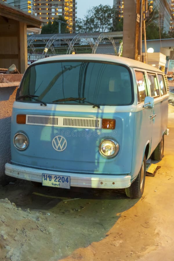Pattaya, Ταϊλάνδη, 03 25 2013 Παλαιό μικρό λεωφορείο του Volkswagen στην οδό Pattaya στοκ φωτογραφίες Pattaya, Ταϊλάνδη, 03 25 2013 Παλαιό μικρό λεωφορείο του Volkswagen στην οδό Pattaya στοκ φωτογραφίες