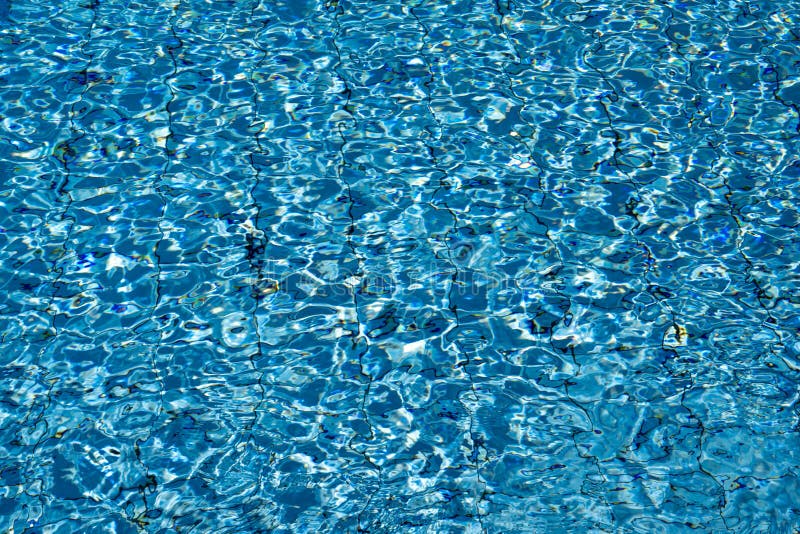 Patrón de azul a turquesa Agua en piscina a claro la luz reflexiones el sol.